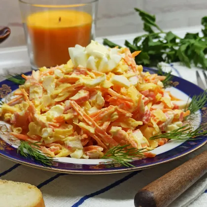 Салат с крабовыми палочками, морковью, сыром и яйцами