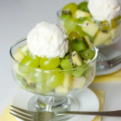 Зеленый фруктовый салат с мороженым