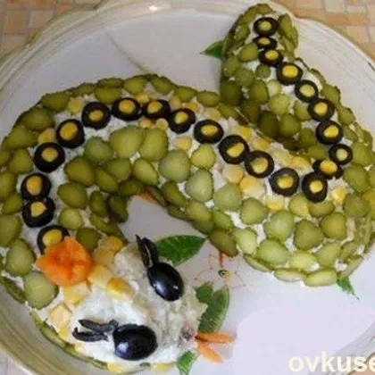 Новогодний салат с куриными крылышками