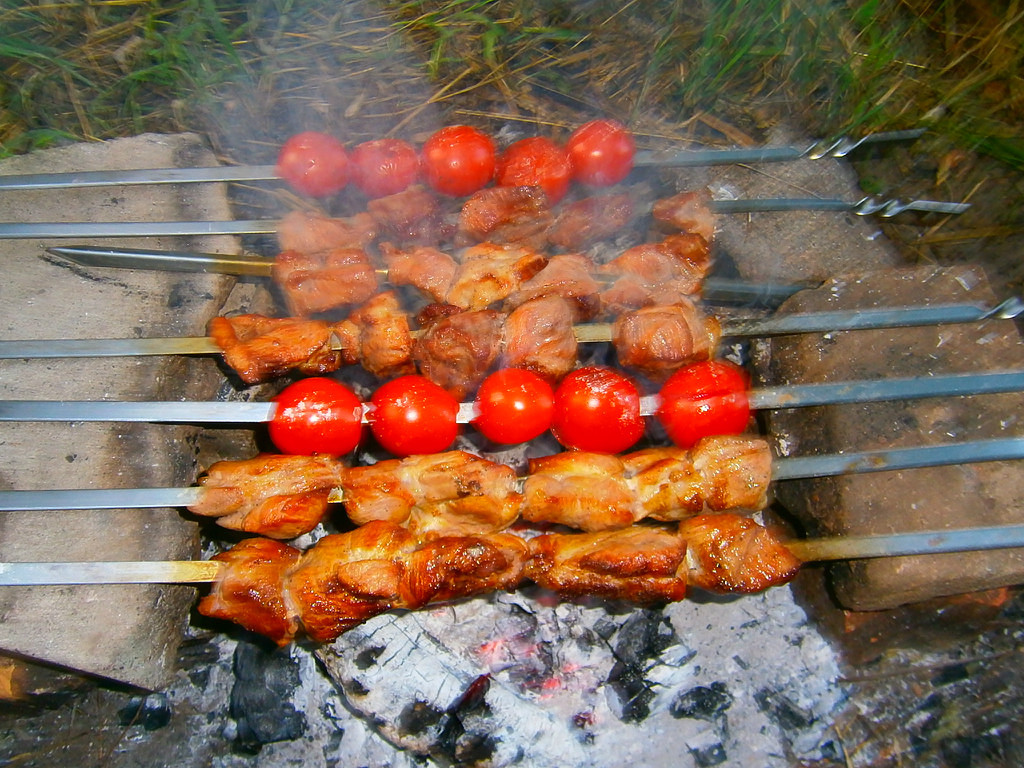 Шашлык из свиной шейки с помидорами