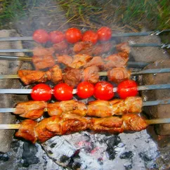 Шашлык из свиной шейки с помидорами