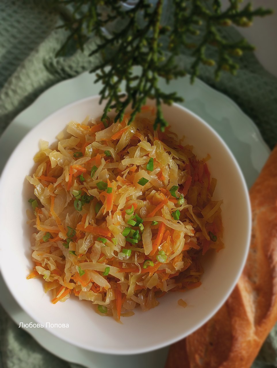 Квашеная капуста, тушённая с луком и пряностями