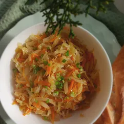Квашеная капуста, тушённая с луком и пряностями