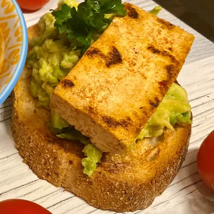 Бутерброд с авокадо и тофу гриль