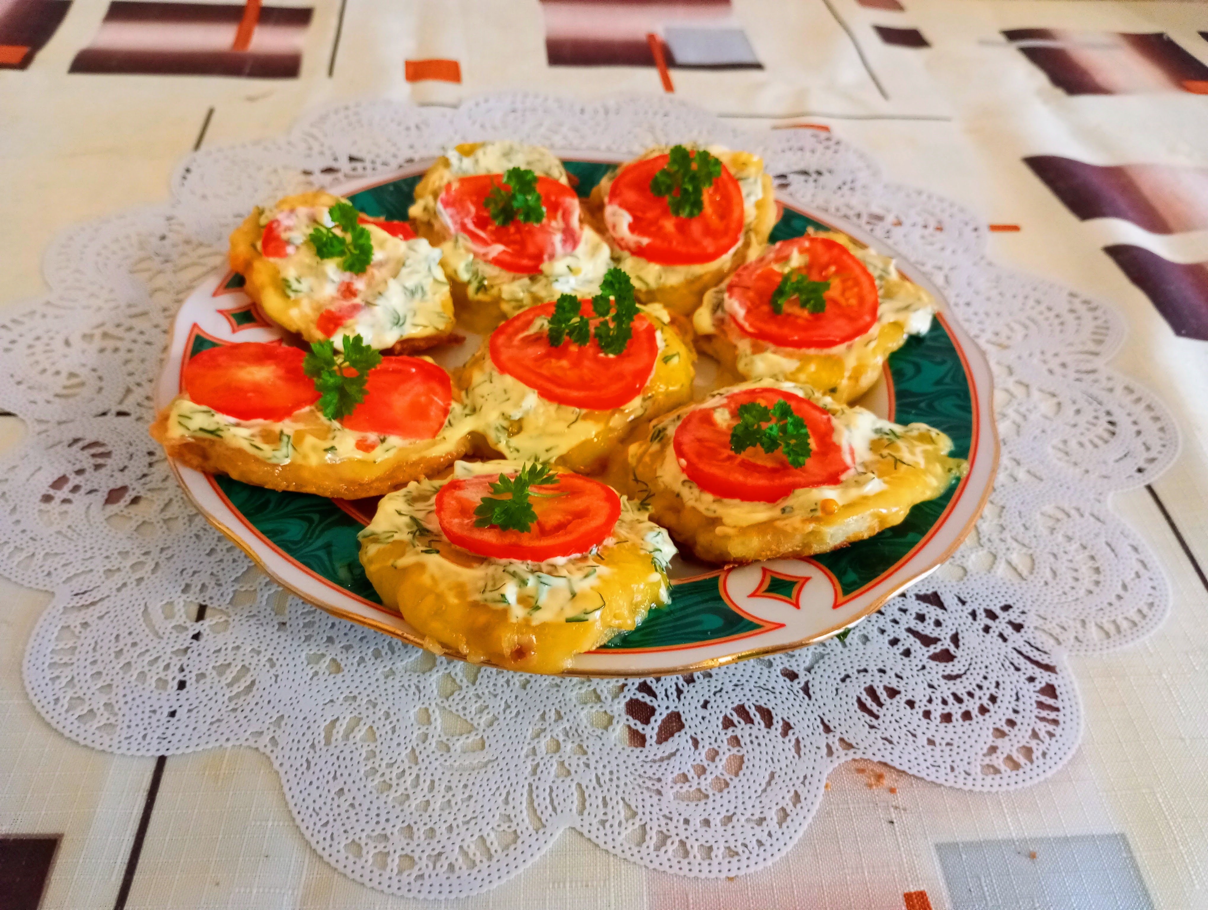 Оладьи из кабачка с сыром и помидором