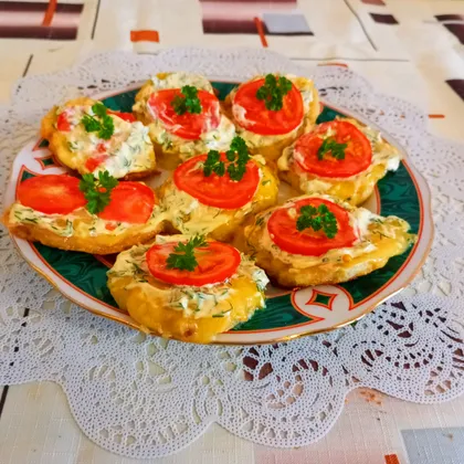 Оладьи из кабачка с сыром и помидором