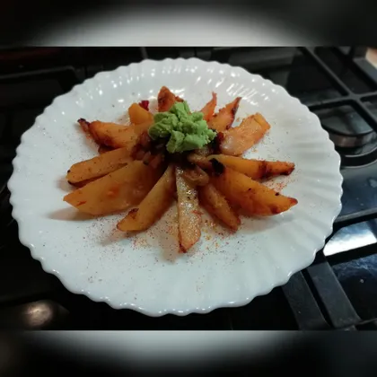 Жареный картофель дольками в томате с фасолью