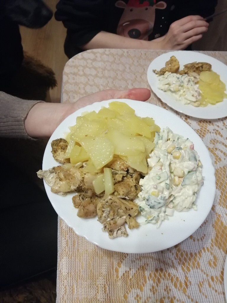 Курица с картошкой и грибами в мультиварке - Лайфхакер