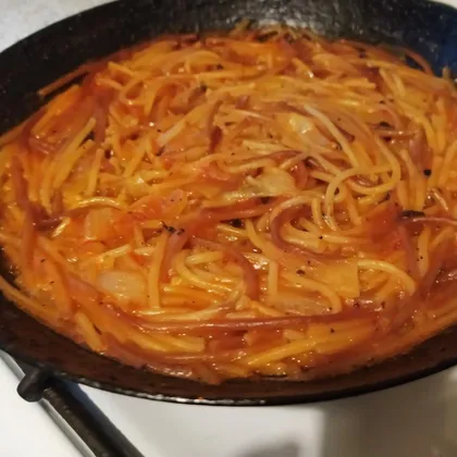 Спагетти с луком в томатной подливе