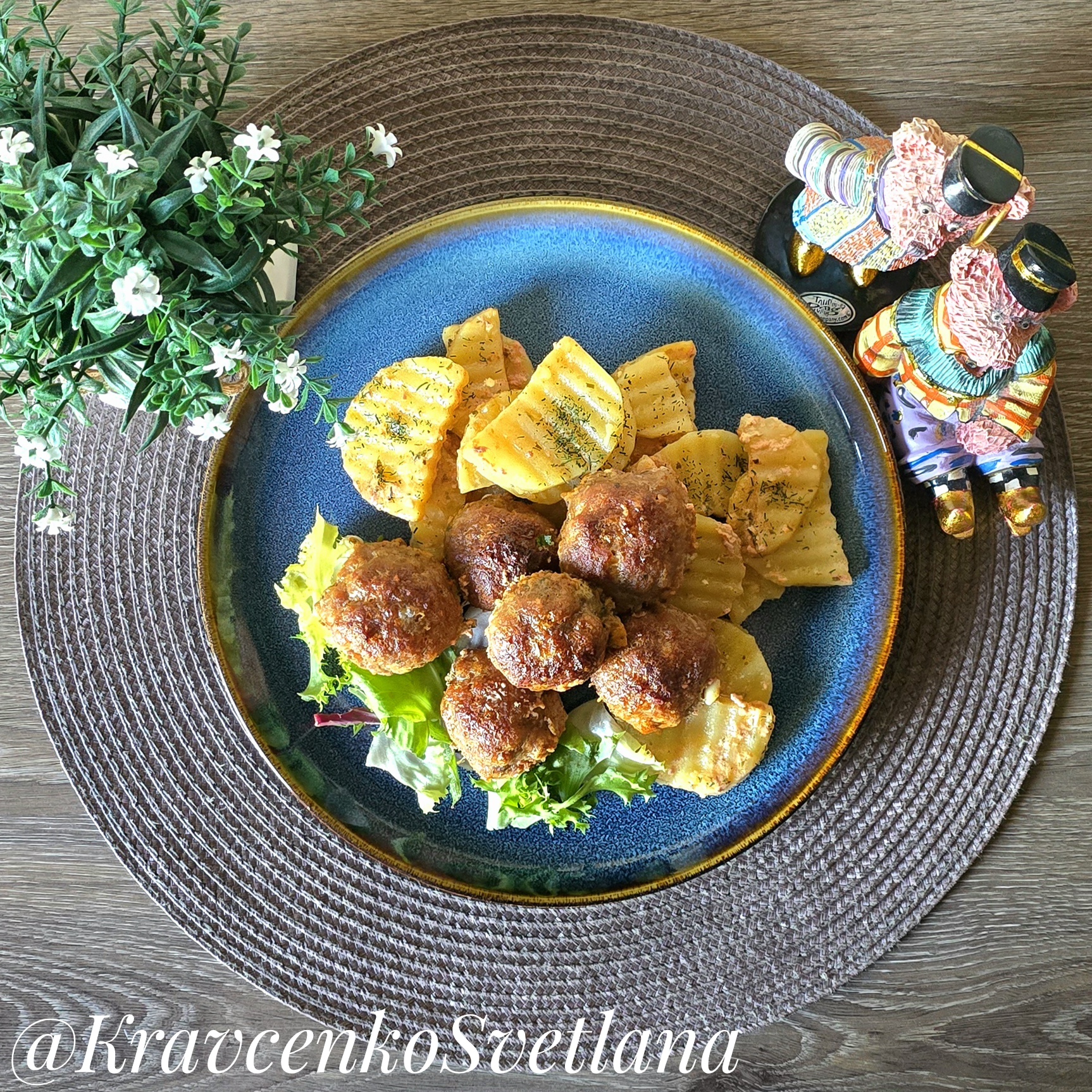 Картофель с фрикадельками в духовке