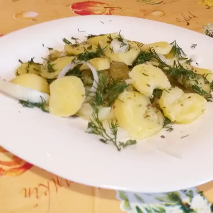 Салат с отварным картофелем и маринованым огурцом