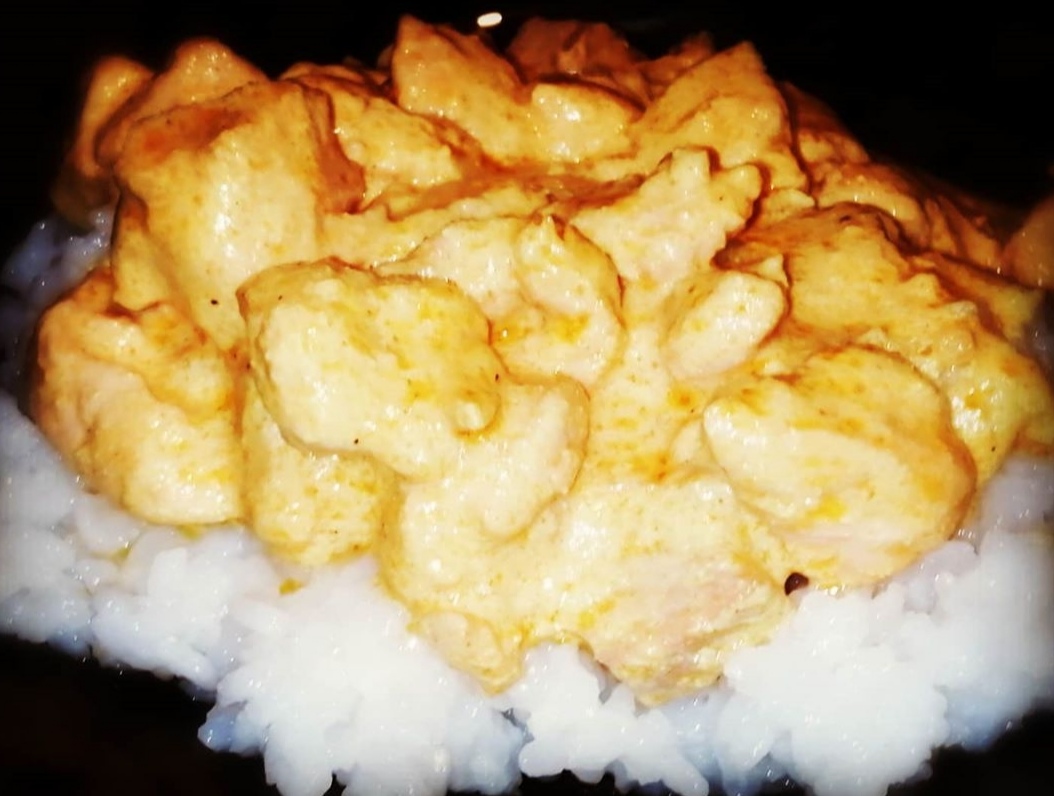 Курочка в соусе карри с рисом