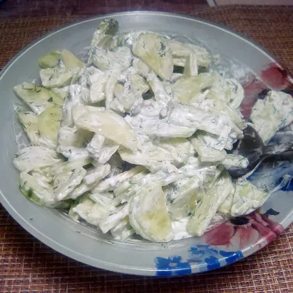 Лёгкий огуречный салат со сметаной