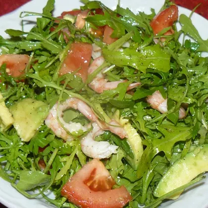 Легкий салат с авокадо и креветками