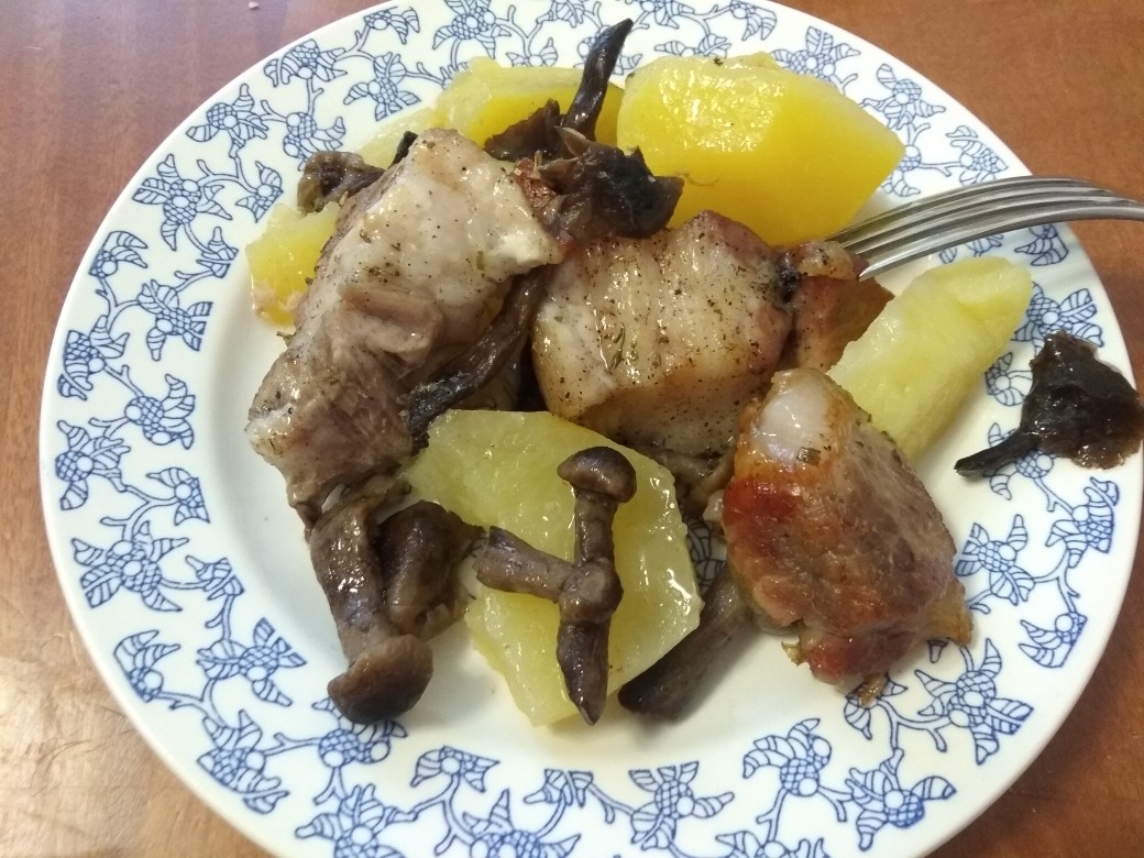 Картошка с мясом и грибами в духовке. Рецепт с фото
