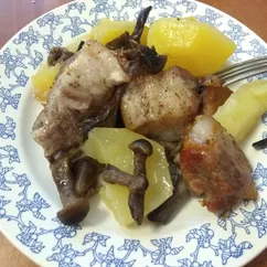 Запечённый картофель с мясом и грибами