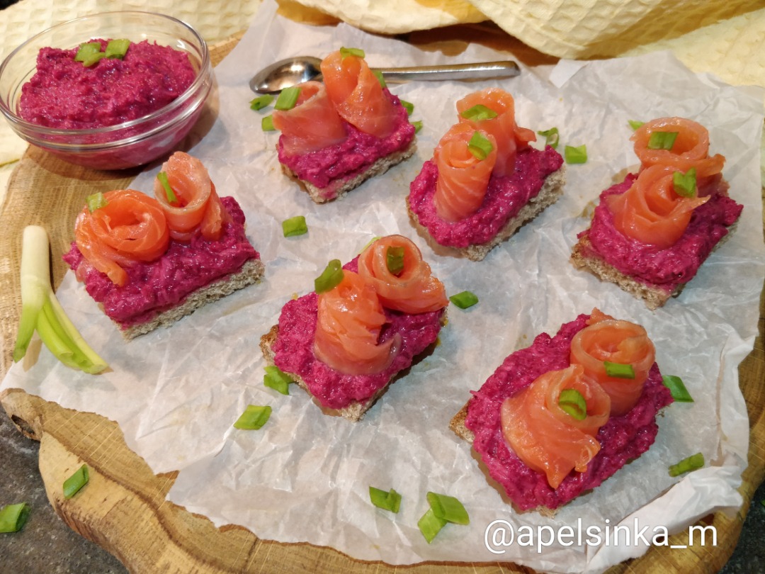 Бутерброды со свекольным муссом и форелью