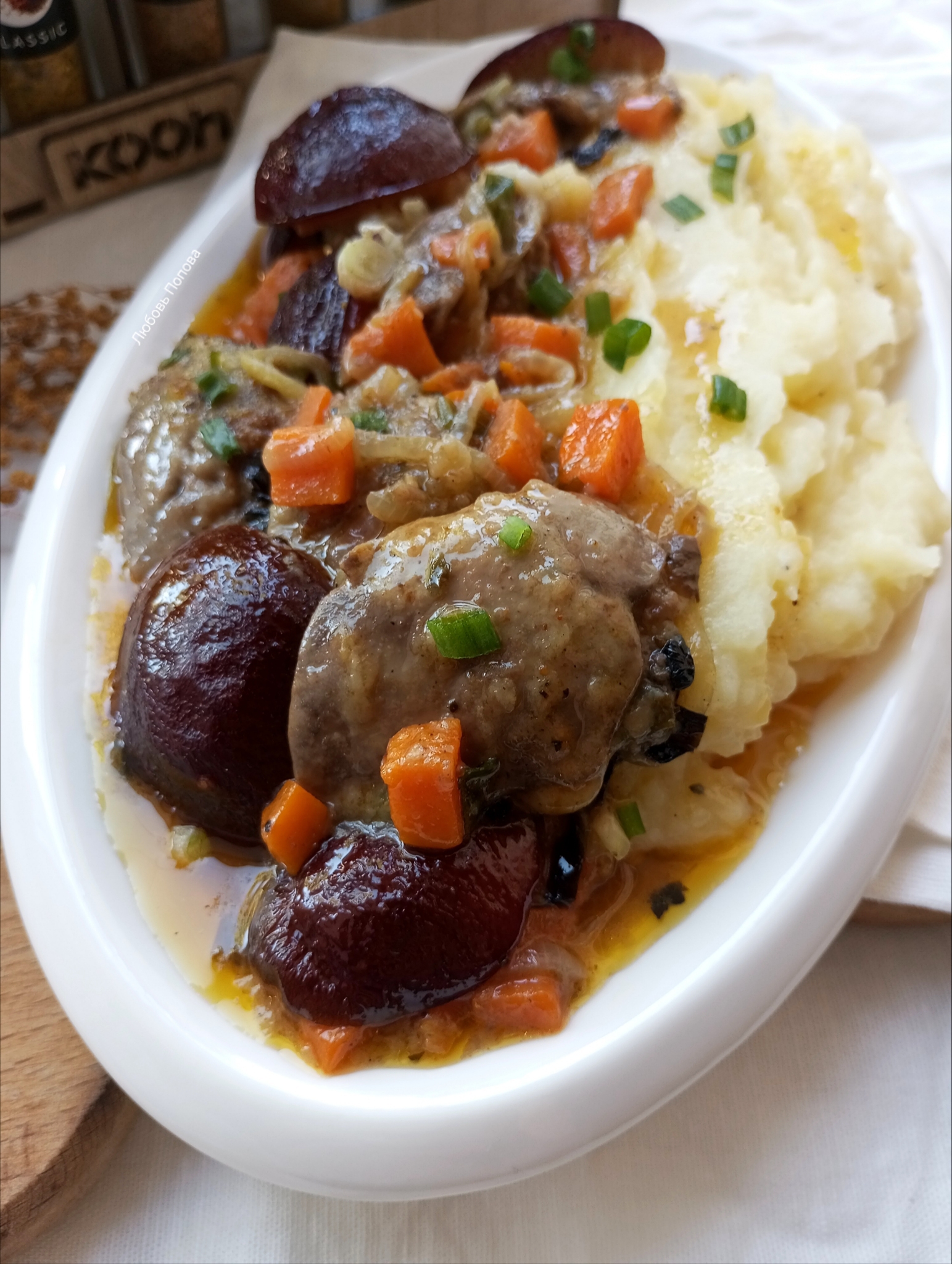 Куриная печень со сливами в духовке 