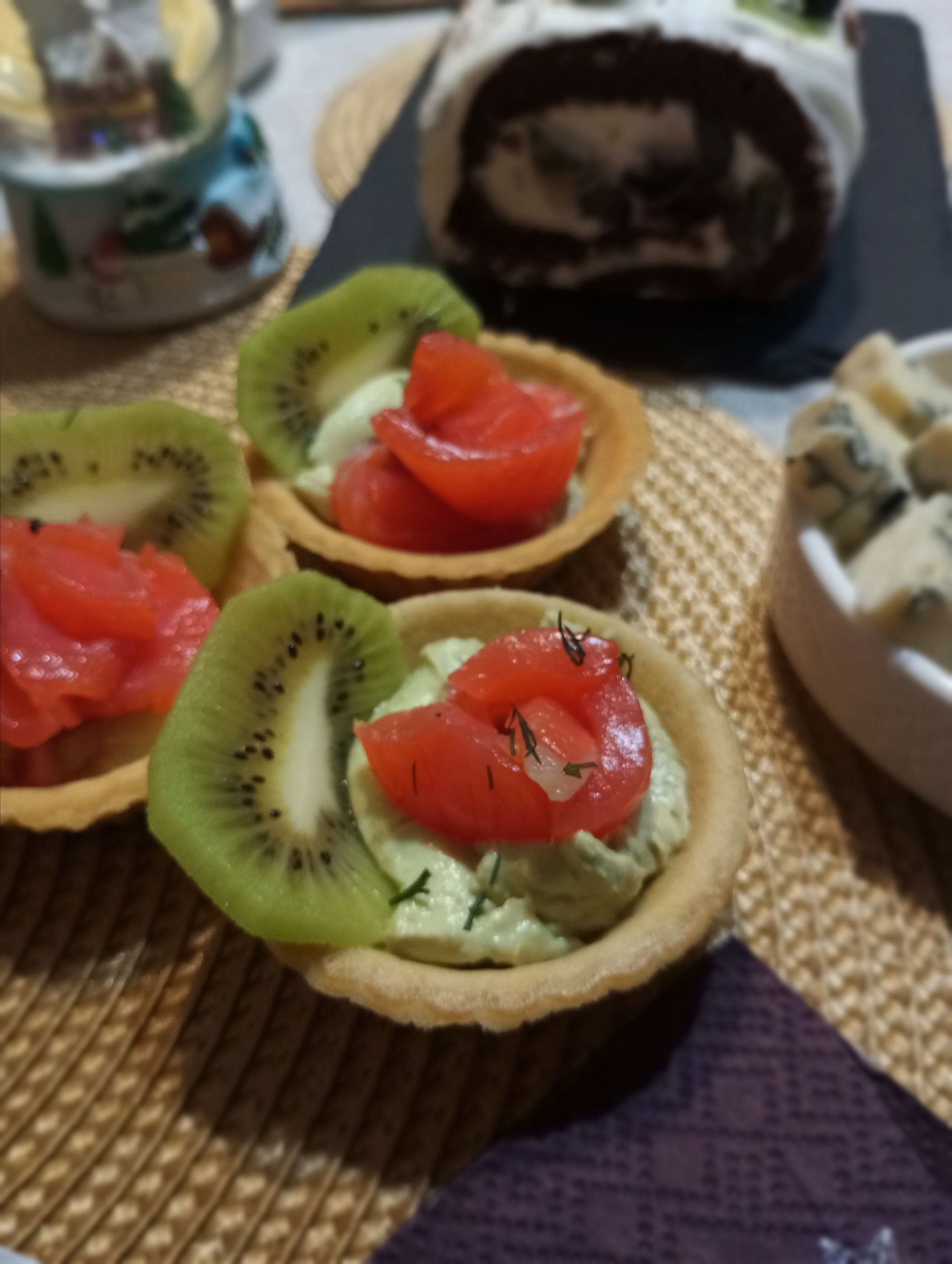 Тарталетки с красной рыбой, авокадо и киви