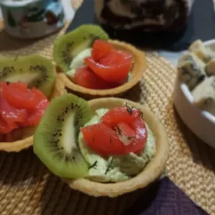 Тарталетки с красной рыбой, авокадо и киви 