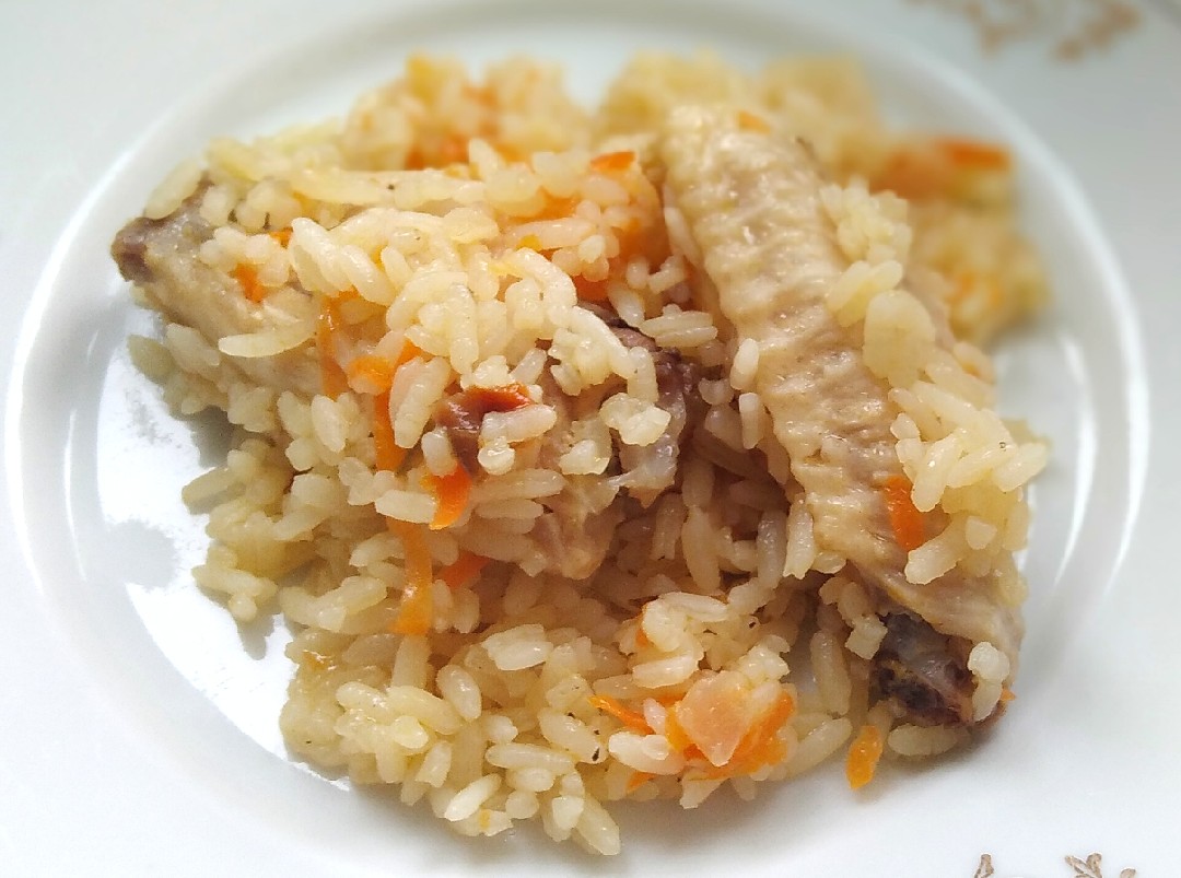 Рис с куриными крылышками на сковороде