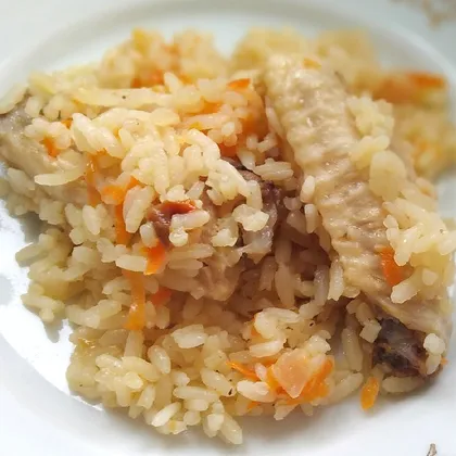 Рис с куриными крылышками на сковороде