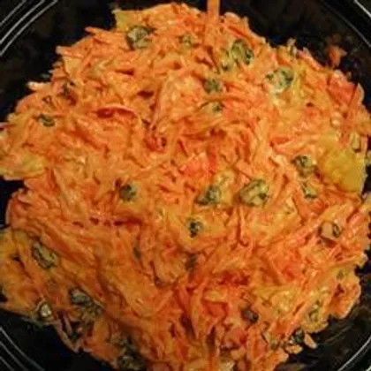 Салат из моркови с изюмом и орехами