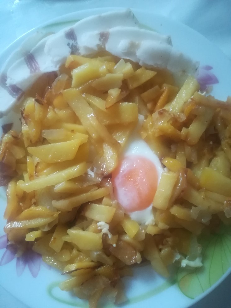 Картошка жареная с яйцом и с луком😋