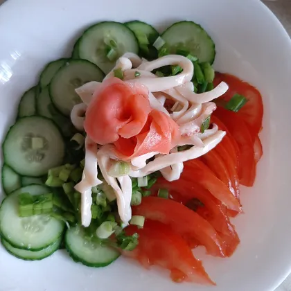 Салат со свежими овощами и морепродуктами