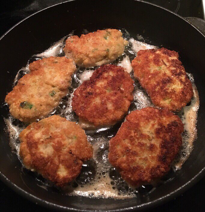 Рубленые куриные котлетки с зелёным луком в панировке