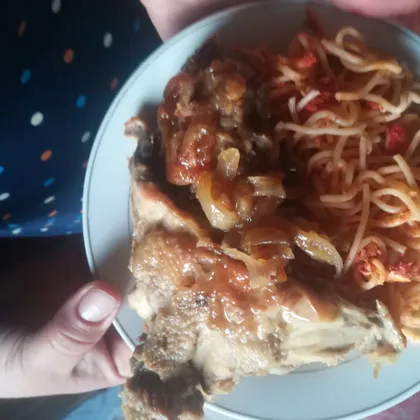 Спагетти в томатном соусе с курицей