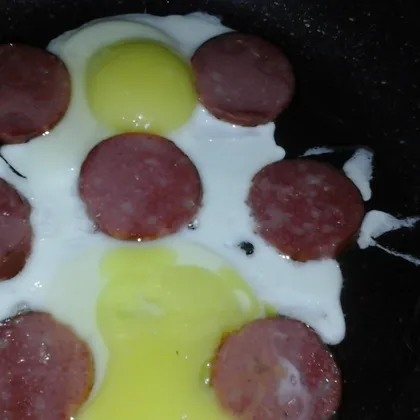 Жареные яйца с колбасой