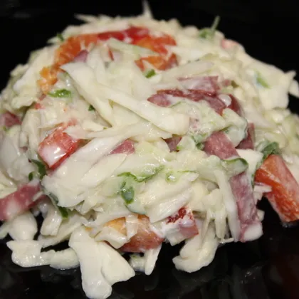 Салат со свежей капустой и копченой колбасой