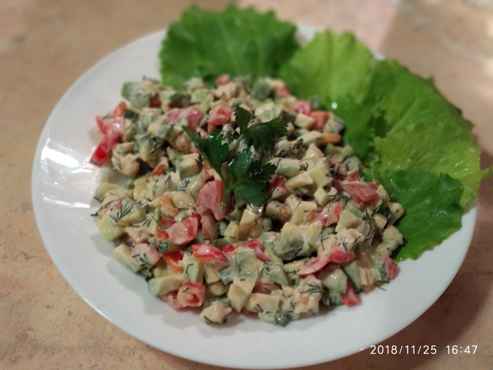 Салат с креветками, авокадо и огурцом – кулинарный рецепт