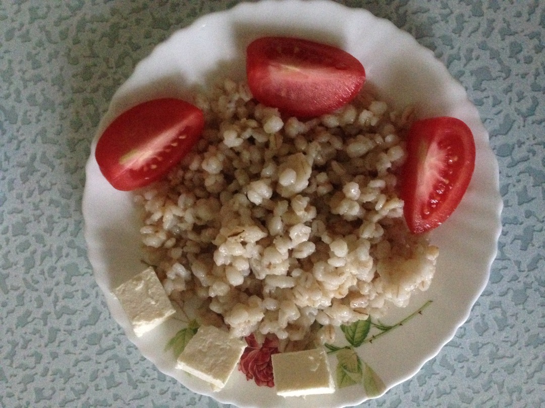 Каша перловая с помидорами 🍅 и домашним сыром