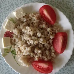 Каша перловая с помидорами 🍅 и домашним сыром