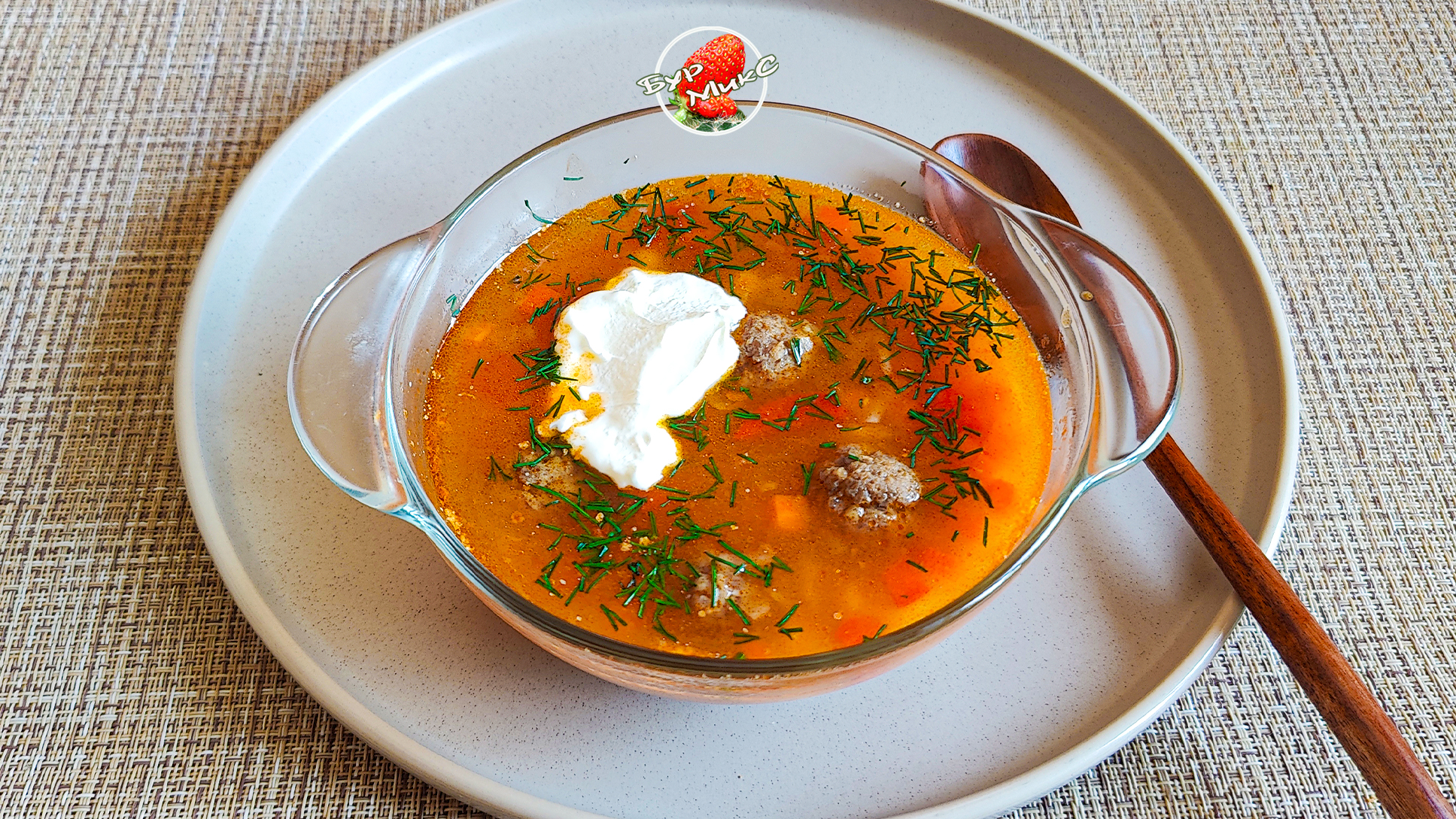 Томатный суп с мясными фрикадельками и нутом