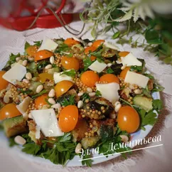 Салат из цукини и черри с кедровыми орешками