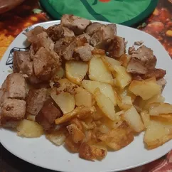 Жареная картошечка с мяском.😋