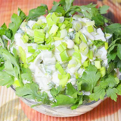 Салат из зеленого лука с яйцом и огурцом. Дополнение к любому гарниру на обед или ужин
