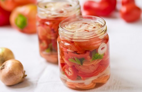 Овощной салат с помидорами, капустой, морковью и луком