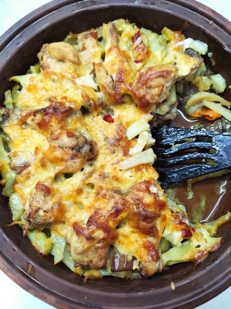 Куриные плечики с овощами и грибами в духовке