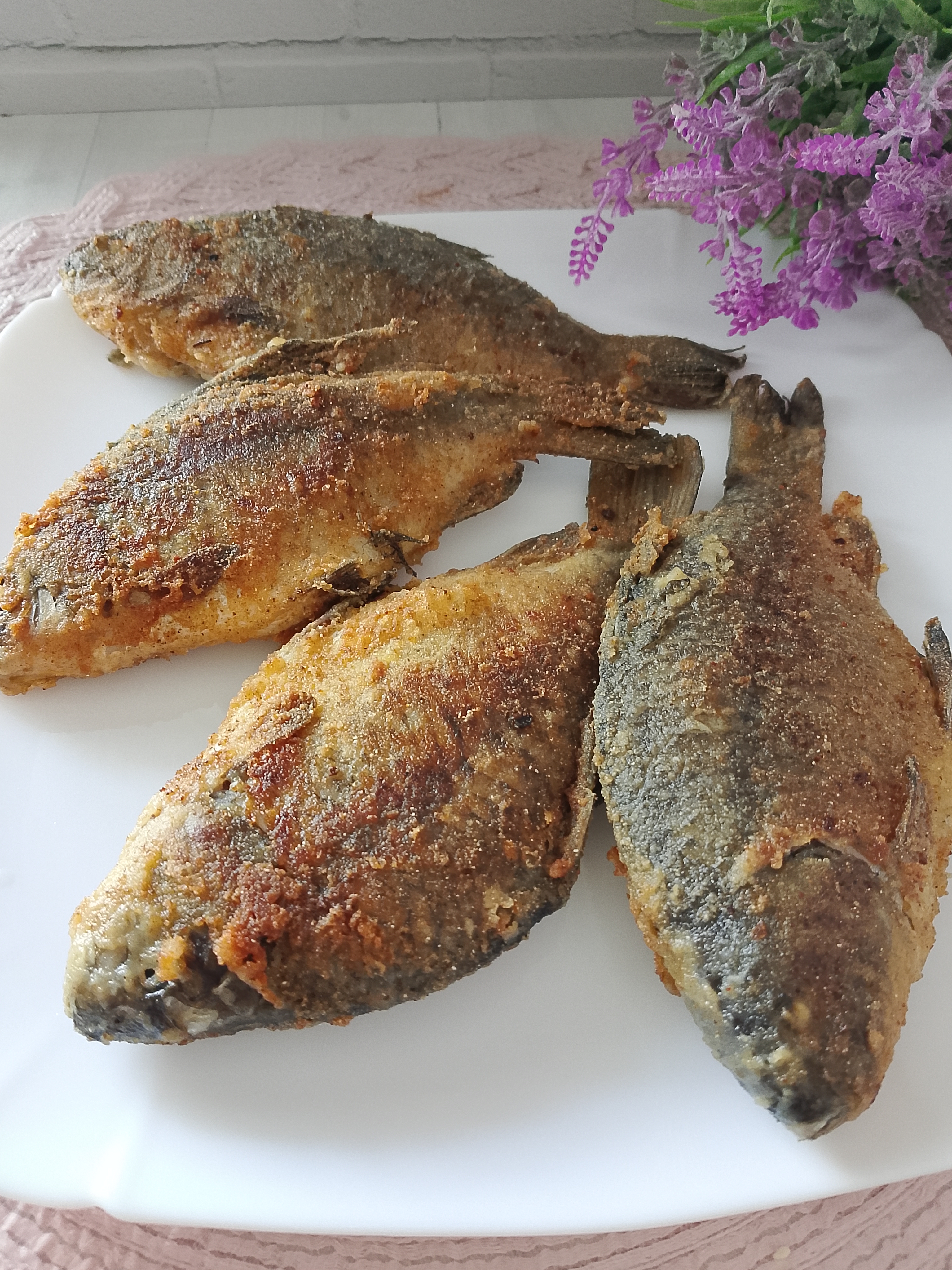 Жареные караси с пикантной корочкой