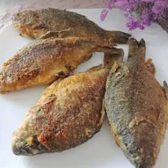 Жареные караси с пикантной корочкой