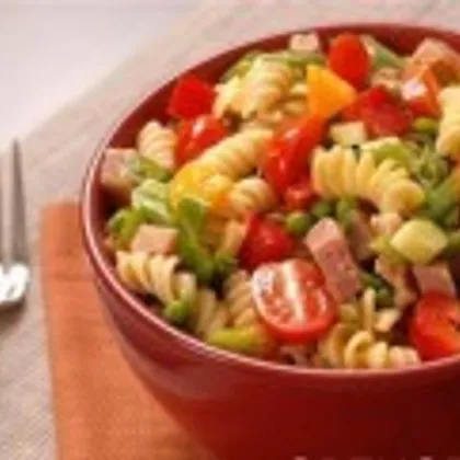 Салат с макаронами, ветчиной, сыром и овощами по-итальянски