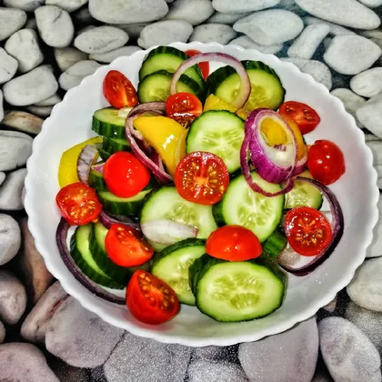 Салат овощной с синим луком