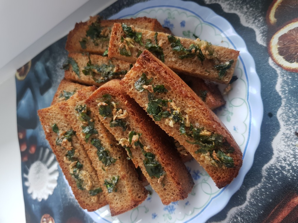Гренки с чесноком и зеленью