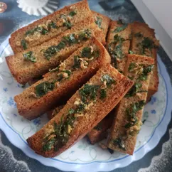 Гренки с чесноком и зеленью