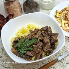 Куриные сердечки с луком на сковороде 