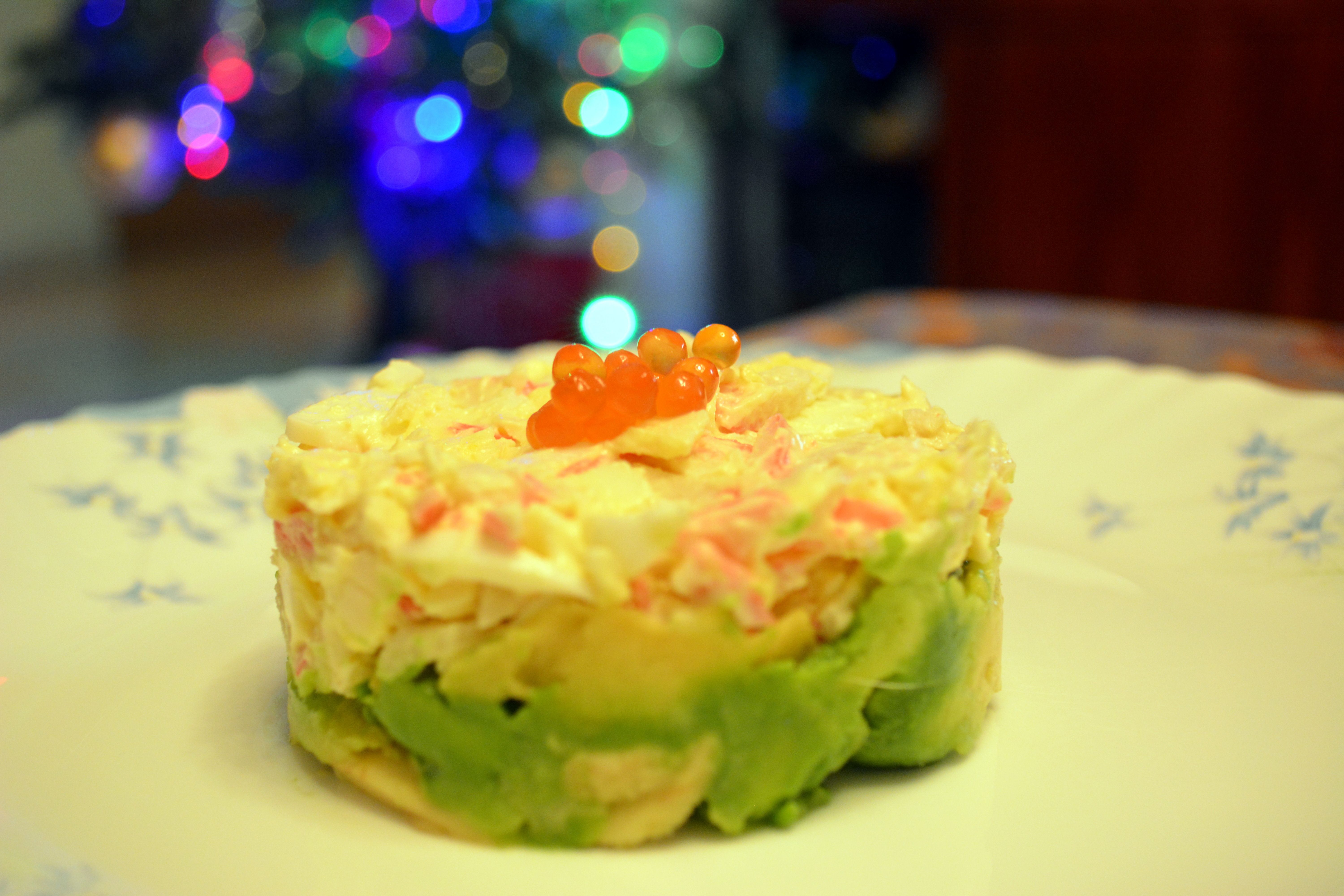 Новогодний комбинированный крабовый салат с авокадо и "соломоном"
